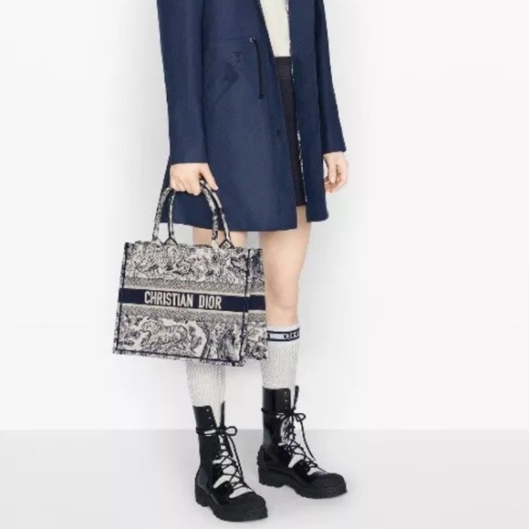 Christian Dior Medium Tote Ecru and Blue Toile de Jouy Embroidery - Picture 16 of 17